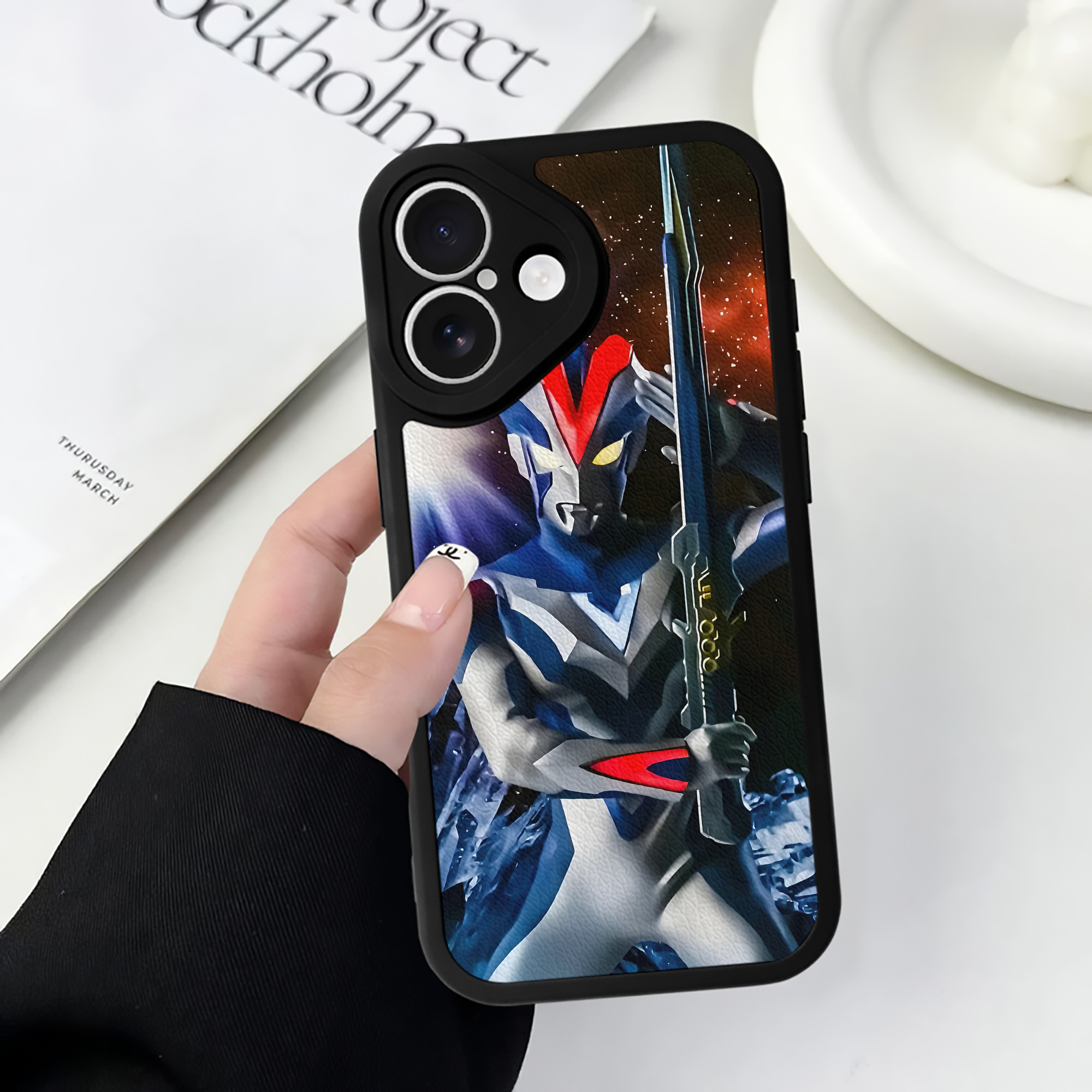 （画像用） ウルトラマン Ultraman 【iPhone 16シリーズ対応】シリコンスマホケース（レザー調） 材質：シリコン